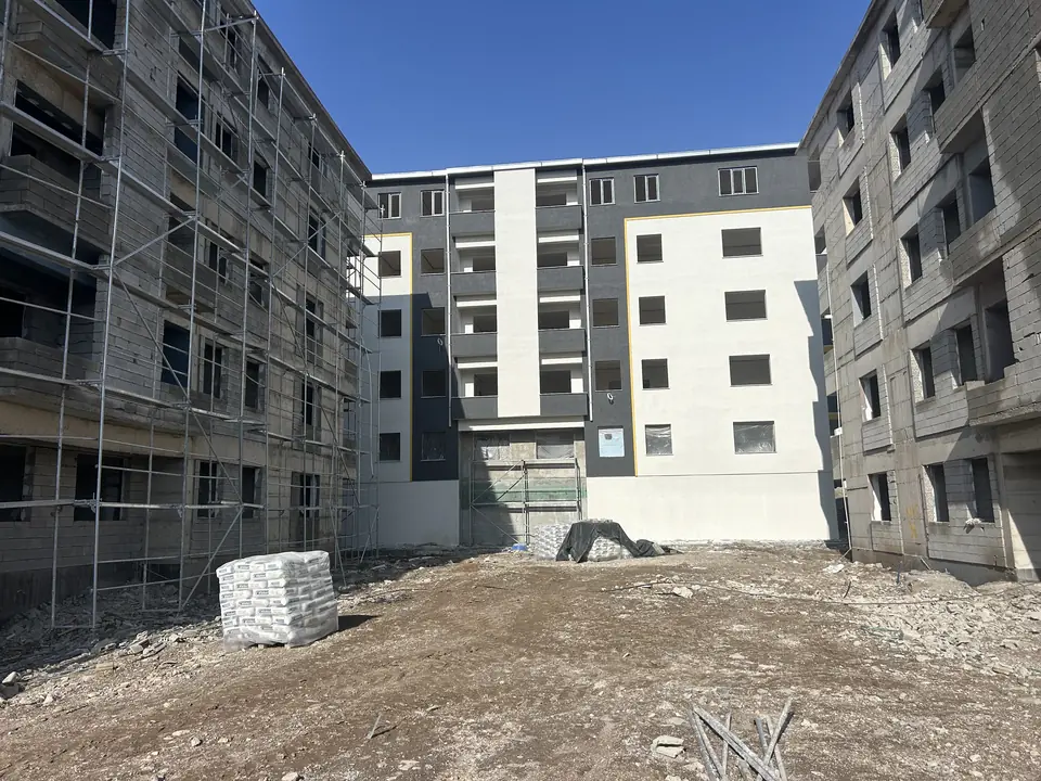 Cephe iskelesi kurulu bloklar arası şantiye alanı