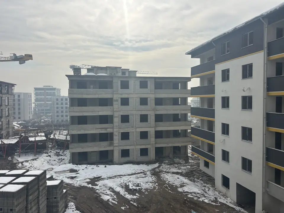 Kış şartlarında devam eden konut şantiyesi