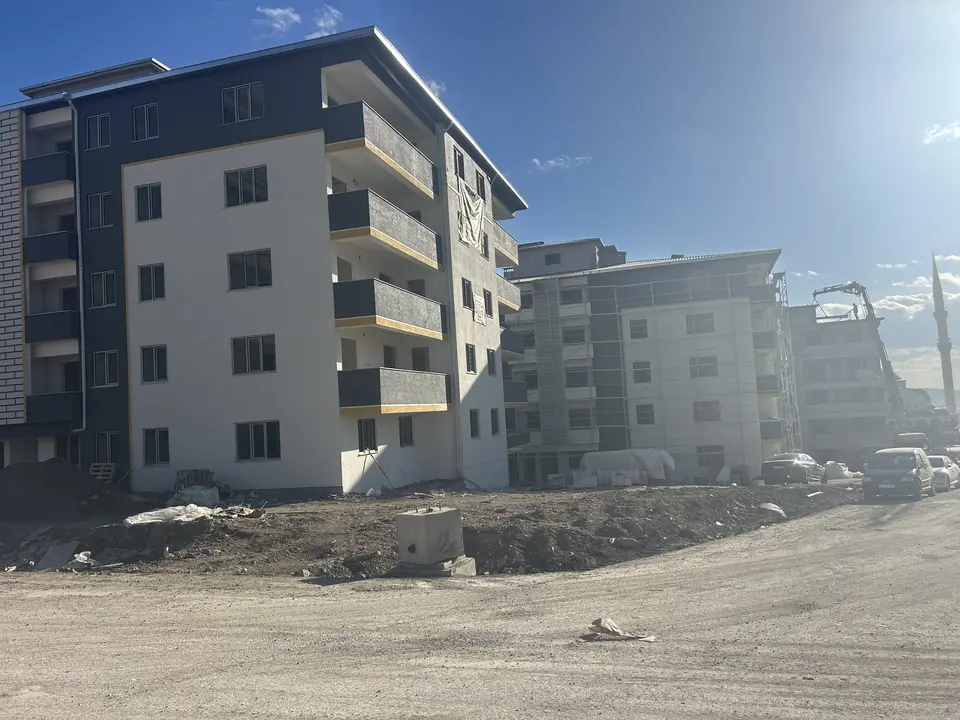 Gün ışığında tamamlanan konut blokları