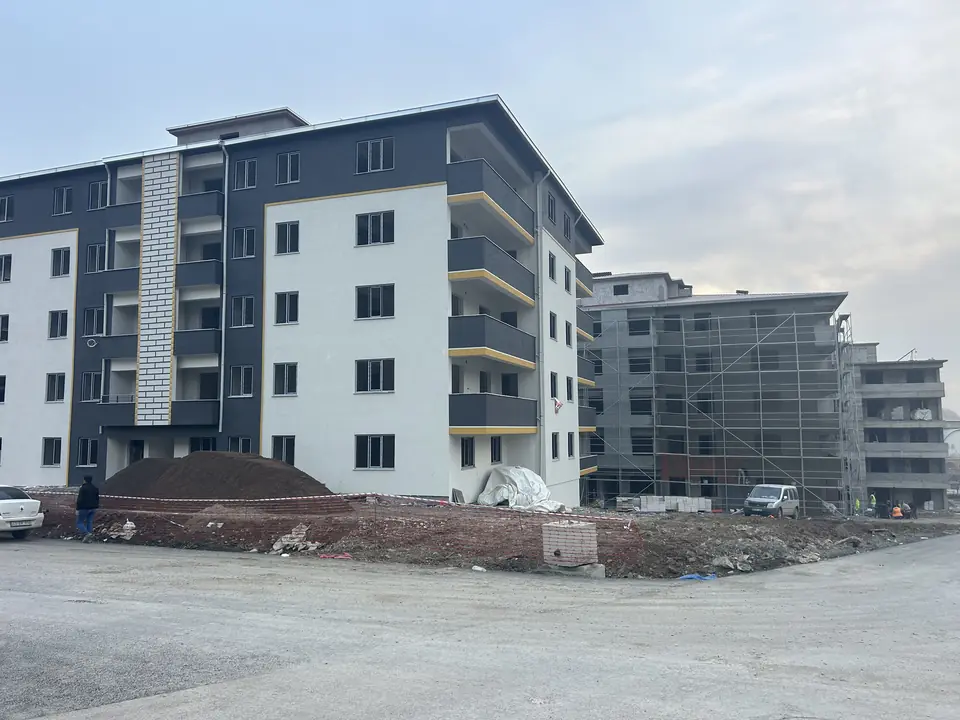Cephe uygulaması tamamlanan konut bloğu