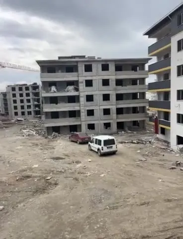 Kaba inşaatı yükselen bloklar (video)
